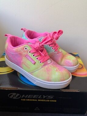 Heelys wheeled shoe kids size 13 pink white tie-dye